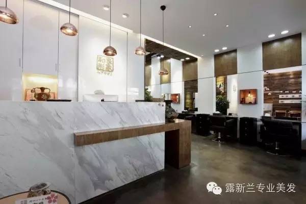鏡像詩學(xué) 當(dāng)落地鏡遇見文藝發(fā)廊的空間敘事